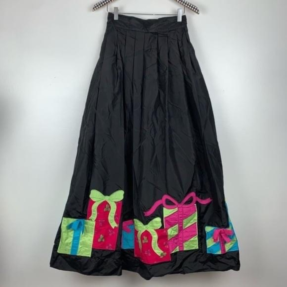 ISO- NOTHING FOR SALE- Lilly Pulitzer holiday skirt - preferably a small size